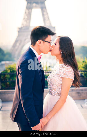 Ein wunderschönes asiatisches Paar, das in Paris, Frankreich, verliebt ist Stockfoto