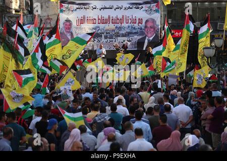 Nablus, Westjordanland, palästinensischen Gebiet. 17. Juli 2018. Palästinenser nehmen Sie Teil bei einer Demonstration gegen die Politik der USA für Israel und gegen ''Deal des Jahrhunderts'' in der West Bank Stadt Nablus am 17 Juli, 2018 Credit: Shadi Jarar'Ah/APA-Images/ZUMA Draht/Alamy leben Nachrichten Stockfoto