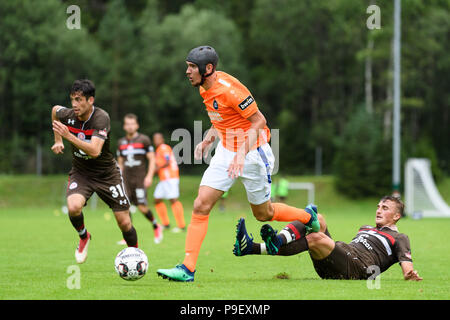 Damian Rossbach (KSC) in Duellen mit Philipp Ziereis (St. Pauli), links: Ersin Zehir (St. Pauli). GES/Fußball/3. Liga: Karlsruher SC - FC St. Pauli Hamburg Hamburg, Testspiel im Trainingslager in Waidring, Tirol, Österreich Saison 2018/19, 17.07.2018 - | Verwendung weltweit Stockfoto