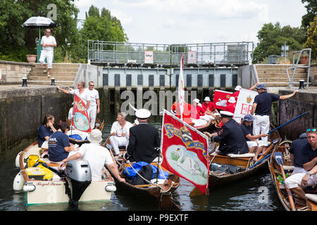 Shepperton, Großbritannien. 16. Juli 2018. Swan Oberteil durch Chertsey Lock auf der Themse während des ersten Tages des Swan Upping Volkszählung. Swan Upping ist eine jährliche 5-tägige zeremoniellen Swan Volkszählung, die die Sammlung, Kennzeichnung und Freigabe aller Cygnets oder Höckerschwäne, an der Themse. Es stammt aus mehr als 800 Jahren, als die Krone erhob das Eigentum an sämtlichen Höckerschwäne. Der erste Tag der Volkszählung findet zwischen Sunbury und Windsor. Credit: Mark Kerrison/Alamy leben Nachrichten Stockfoto