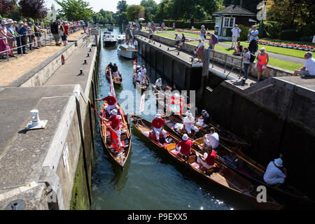 Shepperton, Großbritannien. 16. Juli 2018. Swan Schiffe Upping durch Shepperton Schloss am ersten Tag der 5-tägigen zeremoniellen Swan Upping Volkszählung auf der Themse. Swan Upping erfordert die Erfassung, Kennzeichnung und Freigabe aller Cygnets oder Höckerschwäne, auf dem Fluss. Es stammt aus mehr als 800 Jahren, als die Krone erhob das Eigentum an sämtlichen Höckerschwäne. Der erste Tag der Volkszählung findet zwischen Sunbury und Windsor. Credit: Mark Kerrison/Alamy leben Nachrichten Stockfoto