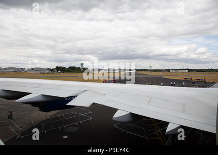 Farnborough, Großbritannien, 17. Juli 2018, Farnborough International Airshow 2018 einen reibungslosen Start. Milliarden Pfund behandelt wurden gestern schlug mit Ländern weltweit. Die Messe bis Freitag, den 20. Juli dann Farnborough Flughafen öffnet seine Türen für die Öffentlichkeit am Wochenende. Credit: Keith Larby/Alamy leben Nachrichten Stockfoto