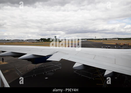 Farnborough, Großbritannien, 17. Juli 2018, Farnborough International Airshow 2018 einen reibungslosen Start. Milliarden Pfund behandelt wurden gestern schlug mit Ländern weltweit. Die Messe bis Freitag, den 20. Juli dann Farnborough Flughafen öffnet seine Türen für die Öffentlichkeit am Wochenende. Credit: Keith Larby/Alamy leben Nachrichten Stockfoto