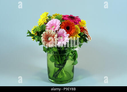 Berlin, Deutschland. 14 Mär, 2018. Ein bunter Blumenstrauß mit gelben, rosa und orange Gerbera in eine grüne Vase. · Keine LEITUNG SERVICE · Credit: XAMAX/dpa/Alamy leben Nachrichten Stockfoto