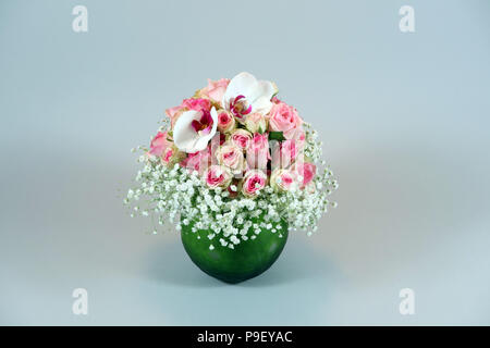 Berlin, Deutschland. 14 Mär, 2018. Ein bunter Blumenstrauß mit Rosen, weiße Motte Orchideen, weiß Gypsophila in eine grüne Vase. · Keine LEITUNG SERVICE · Credit: XAMAX/dpa/Alamy leben Nachrichten Stockfoto