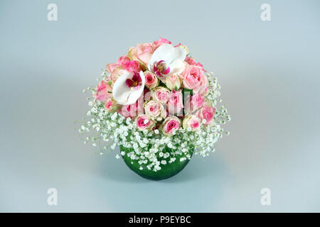 Berlin, Deutschland. 14 Mär, 2018. Ein bunter Blumenstrauß mit Rosen, weiße Motte Orchideen, weiß Gypsophila in eine grüne Vase. · Keine LEITUNG SERVICE · Credit: XAMAX/dpa/Alamy leben Nachrichten Stockfoto