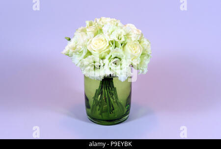 Berlin, Deutschland. 14 Mär, 2018. Ein Blumenstrauß mit weißen Rosen und weißen eustoma in eine grüne Vase. · Keine LEITUNG SERVICE · Credit: XAMAX/dpa/Alamy leben Nachrichten Stockfoto