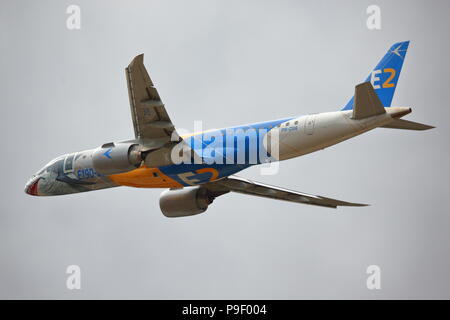 Farnborough, Großbritannien. 17. Juli 2018. Die großen Flugzeughersteller zeigte die Agilität und maneuverabilty Ihrer neuesten Flugzeuge während der heutigen Flying Display. Quelle: Uwe Deffner/Alamy leben Nachrichten Stockfoto