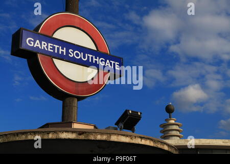 London, Großbritannien. 17. Juli 2018. Southgate Piccadilly Line Station vorübergehend umbenannt für 48 Stunden zu Ehren von Gareth Southgate und das englische Team. Credit: FelixB/Alamy leben Nachrichten Stockfoto