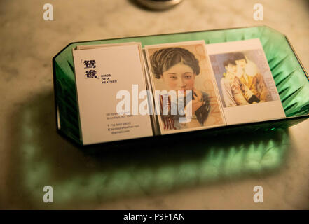 (180717) - NEW YORK, 17. Juli 2018 (Xinhua) - Foto genommen, am 27. Juni 2018 zeigt die Visitenkarten der drei Restaurants von Wang Yiming und Zhang Xian eröffnet, im Cafe China in New York, in den Vereinigten Staaten. Zu Fuß in das Treiben auf der Straße von Midtown Manhattan, Sie können nicht Cafe China bemerken, wenn es nur nicht so viele Menschen warten auf Plätze außerhalb der Chinesischen Restaurant. Obwohl der Platz begrenzt ist und die Einrichtung nicht so luxuriös, Cafe China hat Michelin mit einem Stern in sechs aufeinanderfolgenden Jahren von 2012 bis 2017 gewonnen. Wang Yiming und Zhang Xian, ein Paar aus China, beenden Sie ihre gut bezahlten financial Jobs i Stockfoto