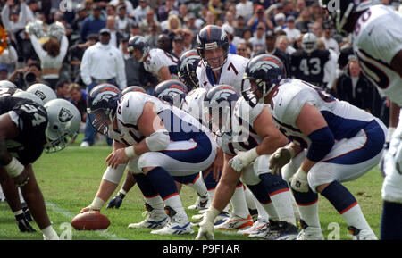 Oakland, Kalifornien, USA. 19 Okt, 1997. Oakland Raiders vs Denver Broncos am Oakland Alameda County Coliseum Sonntag, 19 Oktober, 1997. Räuber schlagen Broncos 28-25. Denver Broncos Quarterback John Elway Credit: Al Golub/ZUMA Draht/Alamy leben Nachrichten Stockfoto