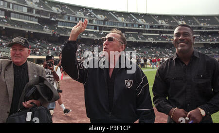 Oakland, Kalifornien, USA. 8. Sep 1997. Oakland Raiders gegen Kansas City Chiefs am Oakland Alameda County Coliseum Montag, 8. September 1997. Leiter beat Räuber 28-27. Räuberinhaber Al Davis und Rod Martin ehemaliger LA Raider. Credit: Al Golub/ZUMA Draht/Alamy leben Nachrichten Stockfoto