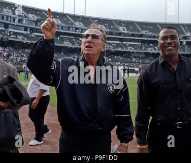 Oakland, Kalifornien, USA. 8. Sep 1997. Oakland Raiders gegen Kansas City Chiefs am Oakland Alameda County Coliseum Montag, 8. September 1997. Leiter beat Räuber 28-27. Räuberinhaber Al Davis und Rod Martin ehemaliger LA Raider. Credit: Al Golub/ZUMA Draht/Alamy leben Nachrichten Stockfoto