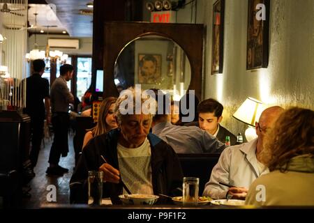 (180717) - NEW YORK, 17. Juli 2018 (Xinhua) - Kunden haben das Abendessen im Cafe China in New York, USA, am 27. Juni 2018. Zu Fuß in das Treiben auf der Straße von Midtown Manhattan, Sie können nicht Cafe China bemerken, wenn es nur nicht so viele Menschen warten auf Plätze außerhalb der Chinesischen Restaurant. Obwohl der Platz begrenzt ist und die Einrichtung nicht so luxuriös, Cafe China hat Michelin mit einem Stern in sechs aufeinanderfolgenden Jahren von 2012 bis 2017 gewonnen. Wang Yiming und Zhang Xian, ein Paar aus China, beenden Sie ihre gut bezahlten Finanz Jobs in New York und eröffnete Cafe China mit dem Ziel, authentische zur Verfügung zu stellen Stockfoto