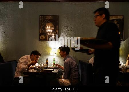 (180717) - NEW YORK, 17. Juli 2018 (Xinhua) - Kunden haben das Abendessen im Cafe China in New York, USA, am 27. Juni 2018. Zu Fuß in das Treiben auf der Straße von Midtown Manhattan, Sie können nicht Cafe China bemerken, wenn es nur nicht so viele Menschen warten auf Plätze außerhalb der Chinesischen Restaurant. Obwohl der Platz begrenzt ist und die Einrichtung nicht so luxuriös, Cafe China hat Michelin mit einem Stern in sechs aufeinanderfolgenden Jahren von 2012 bis 2017 gewonnen. Wang Yiming und Zhang Xian, ein Paar aus China, beenden Sie ihre gut bezahlten Finanz Jobs in New York und eröffnete Cafe China mit dem Ziel, authentische zur Verfügung zu stellen Stockfoto