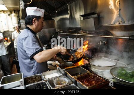 (180717) - NEW YORK, 17. Juli 2018 (Xinhua) - der Chef kocht Kung Pao Huhn im Cafe China in New York, USA, am 27. Juni 2018. Zu Fuß in das Treiben auf der Straße von Midtown Manhattan, Sie können nicht Cafe China bemerken, wenn es nur nicht so viele Menschen warten auf Plätze außerhalb der Chinesischen Restaurant. Obwohl der Platz begrenzt ist und die Einrichtung nicht so luxuriös, Cafe China hat Michelin mit einem Stern in sechs aufeinanderfolgenden Jahren von 2012 bis 2017 gewonnen. Wang Yiming und Zhang Xian, ein Paar aus China, beenden Sie ihre gut bezahlten Finanz Jobs in New York und eröffnete Cafe China mit dem Ehrgeiz, aut zur Verfügung zu stellen Stockfoto