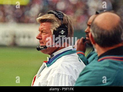 Oakland, Kalifornien, USA. 30 Nov, 1997. Oakland Raiders vs. Miami Delphine An den Oakland Alameda County Coliseum Sonntag, den 30. November, 1997. Delphine beat Räuber 34-16. Delphine Head Coach Jimmy Johnson. Credit: Al Golub/ZUMA Draht/Alamy leben Nachrichten Stockfoto