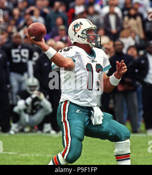 Oakland, Kalifornien, USA. 30 Nov, 1997. Oakland Raiders vs. Miami Delphine An den Oakland Alameda County Coliseum Sonntag, den 30. November, 1997. Delphine beat Räuber 34-16. Miami Dolphins Quarterback Dan Marino Credit: Al Golub/ZUMA Draht/Alamy leben Nachrichten Stockfoto