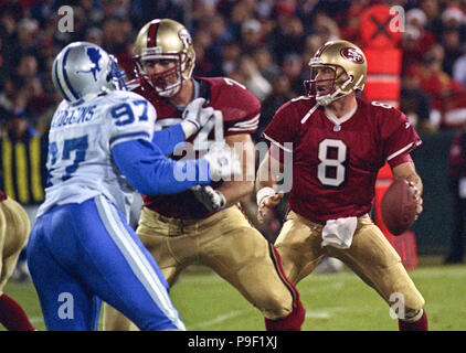 San Francisco, Kalifornien, USA. 14. Dez 1998. San Francisco 49ers gegen Detroit Lions auf Candlestick Park Montag, 14. Dezember 1998. 49ers schlagen Lions 35-13. San Francisco 49ers Quarterback Steve Young Credit: Al Golub/ZUMA Draht/Alamy leben Nachrichten Stockfoto