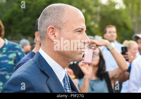 Washington DC, USA. 17. Juli 2018. Michael Avenatti bereitet der Menge, die bei einer Veranstaltung, die er während einer Protestaktion vor dem Weißen Haus organisiert zu sprechen, nur zwei Tage nach Donald Trump Gaffeln in Helsinki, Finnland mit Wladimir Putin. Credit: Cal Sport Media/Alamy leben Nachrichten Stockfoto