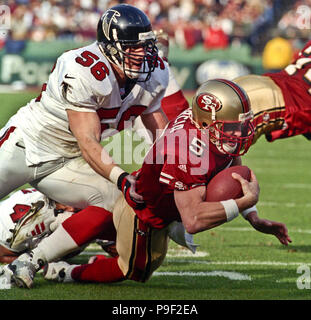 San Francisco, Kalifornien, USA. 12 Dez, 1999. San Francisco 49ers gegen Atlanta Falcons an Candlestick Park Sonntag, 12 Dezember, 1999. 49ers Schlagen Falken 26-7. Atlanta Flakons linebacker Keith Brooking (56) packt San Francisco 49ers Quarterback Jeff Garcia Credit: Al Golub/ZUMA Draht/Alamy leben Nachrichten Stockfoto