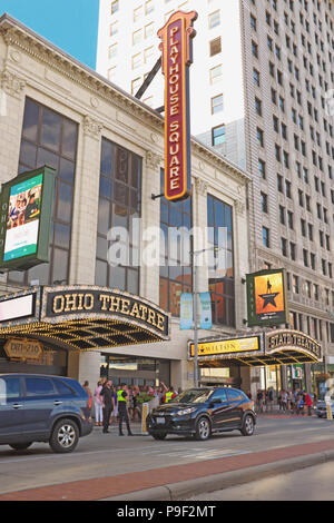 Cleveland, Ohio, USA. 17. Juli 2018. Theater Gönner machen sich auf den Weg in die Cleveland State Theater öffnung Nacht Produktion des Musicals "Hamilton" in Playhouse Square. Credit: Mark Kanning/Alamy Leben Nachrichten. Stockfoto