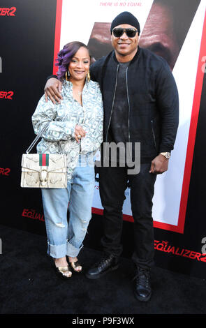 Los Angeles, Kalifornien, USA. 17. Juli 2018. Simone Smith und Rapper/Schauspieler LL Cool J an der Columbia Bild Weltpremiere von 'Equalizer2' an TCL Chinese Theatre am 17. Juli in Hollywood, Kalifornien 2018. Foto von Barry King/Alamy leben Nachrichten Stockfoto