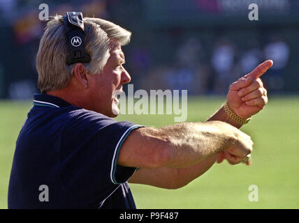 Oakland, Kalifornien, USA. 31 Okt, 1999. Oakland Raiders vs. Miami Delphine An den Oakland Alameda County Coliseum Sonntag, 31. Oktober 1999. Delphine beat Räuber 16-9. Delphine Head Coach Jimmy Johnson. Credit: Al Golub/ZUMA Draht/Alamy leben Nachrichten Stockfoto