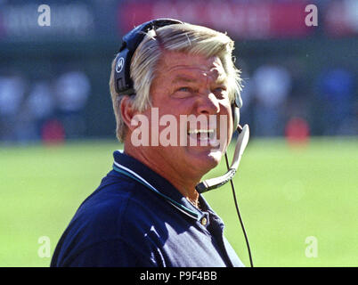 Oakland, Kalifornien, USA. 31 Okt, 1999. Oakland Raiders vs. Miami Delphine An den Oakland Alameda County Coliseum Sonntag, 31. Oktober 1999. Delphine beat Räuber 16-9. Delphine Head Coach Jimmy Johnson. Credit: Al Golub/ZUMA Draht/Alamy leben Nachrichten Stockfoto