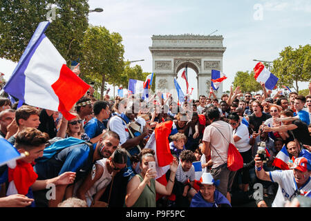 Paris, Frankreich. 16. Juli 2018. Anhänger gesehen feiern den Sieg Frankreichs in der Fußballweltmeisterschaft beim Sammeln an Champs Elysée der Weltmeister französische Fußball-Nationalmannschaft zu erhalten. Am Samstag, den 15. August, Frankreich beated Kroatien durch die Kerbe von 4-2, immer der Champion der World Cup zum zweiten Mal in der Geschichte. Credit: Joao Bolan/SOPA Images/ZUMA Draht/Alamy leben Nachrichten Stockfoto