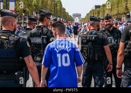 Paris, Frankreich. 16. Juli 2018. Ein Mann gesehen, ein "Zidane" Shirt als Anhänger feiern den Sieg Frankreichs in der Fußballweltmeisterschaft. Tausende von Anhängern Raffungen an Champs Elysée bis zum Weltmeister französische Fußball-Nationalmannschaft erhalten. Am Samstag, den 15. August, Frankreich beated Kroatien durch die Kerbe von 4-2, immer der Champion der World Cup zum zweiten Mal in der Geschichte. Credit: Joao Bolan/SOPA Images/ZUMA Draht/Alamy leben Nachrichten Stockfoto