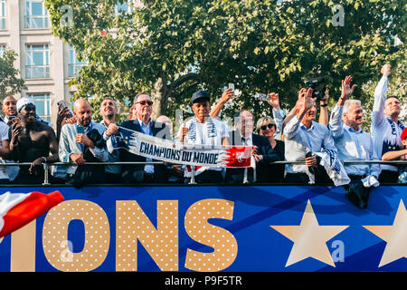 Paris, Frankreich. 16. Juli 2018. Die französische Nationalmannschaft Paraden durch eine massive Masse der Verfechter der Champs Elysées. Am Samstag, den 15. August, Frankreich beated Kroatien durch die Kerbe von 4-2, immer der Champion der World Cup zum zweiten Mal in der Geschichte. Credit: Joao Bolan/SOPA Images/ZUMA Draht/Alamy leben Nachrichten Stockfoto