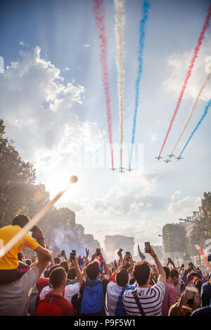 Paris, Frankreich. 16. Juli 2018. Die französische Air Force Jets fliegen über die Champs Elysées, den Sieg Frankreichs in der Fußballweltmeisterschaft zu feiern. Am Samstag, den 15. August, Frankreich beated Kroatien durch die Kerbe von 4-2, immer der Champion der World Cup zum zweiten Mal in der Geschichte. Credit: Joao Bolan/SOPA Images/ZUMA Draht/Alamy leben Nachrichten Stockfoto