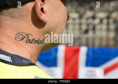 London UK 18 Juli 2018 FreeTommy Unterstützer mit 'Patriot' tätowiert an seinem Hals. Tommy Robinson ist in HMP Rumpf für Missachtung des Gerichts. Stockfoto