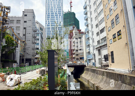 Tokio, Japan. 11. Juli 2018. Tokyos belebten Stadtteil Shibuya befindet sich eine große Veränderung am 11. Juli 2018, im Vorfeld der Olympischen Spiele in den Nationen, die im Jahr 2020 bereitgestellt werden. Die Sanierung, die bereits seit einiger Zeit im Gange ist, wird der Bereich um den Bahnhof Shibuya umgestalten, bekannt für viele als Pop-kulturelles Zentrum und Heimat der berühmten Jagt überschreiten. Wenn der Vorgang abgeschlossen ist, wird es Shibuya mit einer neuen Skyline von Hochhäusern bieten und auch deutlich die Bereiche Infrastruktur stärken. Credit: Natsuki Sakai/LBA/Alamy leben Nachrichten Stockfoto