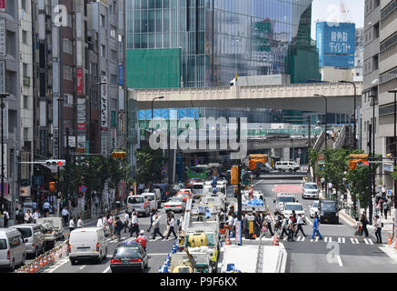 Tokio, Japan. 11. Juli 2018. Tokyos belebten Stadtteil Shibuya befindet sich eine große Veränderung am 11. Juli 2018, im Vorfeld der Olympischen Spiele in den Nationen, die im Jahr 2020 bereitgestellt werden. Die Sanierung, die bereits seit einiger Zeit im Gange ist, wird der Bereich um den Bahnhof Shibuya umgestalten, bekannt für viele als Pop-kulturelles Zentrum und Heimat der berühmten Jagt überschreiten. Wenn der Vorgang abgeschlossen ist, wird es Shibuya mit einer neuen Skyline von Hochhäusern bieten und auch deutlich die Bereiche Infrastruktur stärken. Credit: Natsuki Sakai/LBA/Alamy leben Nachrichten Stockfoto