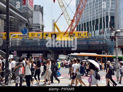 Tokio, Japan. 11. Juli 2018. Tokyos belebten Stadtteil Shibuya befindet sich eine große Veränderung am 11. Juli 2018, im Vorfeld der Olympischen Spiele in den Nationen, die im Jahr 2020 bereitgestellt werden. Die Sanierung, die bereits seit einiger Zeit im Gange ist, wird der Bereich um den Bahnhof Shibuya umgestalten, bekannt für viele als Pop-kulturelles Zentrum und Heimat der berühmten Jagt überschreiten. Wenn der Vorgang abgeschlossen ist, wird es Shibuya mit einer neuen Skyline von Hochhäusern bieten und auch deutlich die Bereiche Infrastruktur stärken. Credit: Natsuki Sakai/LBA/Alamy leben Nachrichten Stockfoto