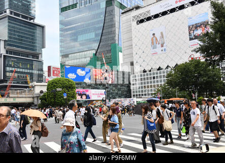 Tokio, Japan. 11. Juli 2018. Tokyos belebten Stadtteil Shibuya befindet sich eine große Veränderung am 11. Juli 2018, im Vorfeld der Olympischen Spiele in den Nationen, die im Jahr 2020 bereitgestellt werden. Die Sanierung, die bereits seit einiger Zeit im Gange ist, wird der Bereich um den Bahnhof Shibuya umgestalten, bekannt für viele als Pop-kulturelles Zentrum und Heimat der berühmten Jagt überschreiten. Wenn der Vorgang abgeschlossen ist, wird es Shibuya mit einer neuen Skyline von Hochhäusern bieten und auch deutlich die Bereiche Infrastruktur stärken. Credit: Natsuki Sakai/LBA/Alamy leben Nachrichten Stockfoto