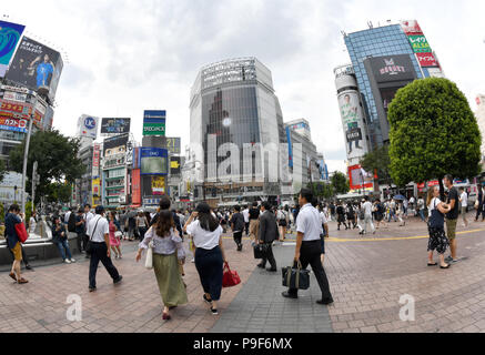 Tokio, Japan. 11. Juli 2018. Tokyos belebten Stadtteil Shibuya befindet sich eine große Veränderung am 11. Juli 2018, im Vorfeld der Olympischen Spiele in den Nationen, die im Jahr 2020 bereitgestellt werden. Die Sanierung, die bereits seit einiger Zeit im Gange ist, wird der Bereich um den Bahnhof Shibuya umgestalten, bekannt für viele als Pop-kulturelles Zentrum und Heimat der berühmten Jagt überschreiten. Wenn der Vorgang abgeschlossen ist, wird es Shibuya mit einer neuen Skyline von Hochhäusern bieten und auch deutlich die Bereiche Infrastruktur stärken. Credit: Natsuki Sakai/LBA/Alamy leben Nachrichten Stockfoto