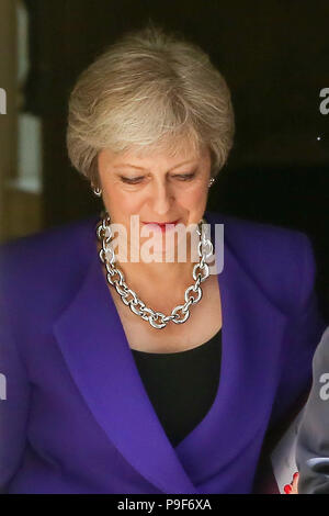Downing Street. London. UK vom 18. Juli 2018 - Der britische Premierminister Theresa May Blätter Nr. 10 Downing Street die Ministerpräsidenten Fragen (PMQs) am Unterhaus teilnehmen. Credit: Dinendra Haria/Alamy leben Nachrichten Stockfoto