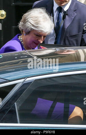 Downing Street. London. UK vom 18. Juli 2018 - Der britische Premierminister Theresa May Blätter Nr. 10 Downing Street die Ministerpräsidenten Fragen (PMQs) am Unterhaus teilnehmen. Credit: Dinendra Haria/Alamy leben Nachrichten Stockfoto