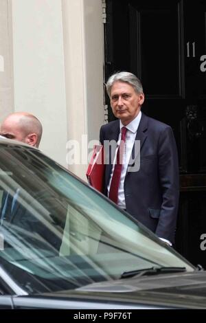 London, Großbritannien. 18. Juli 2018: Schatzkanzler, Philip Hammond verlassen Nr. 11 Downing St. Credit: Claire Doherty/Alamy leben Nachrichten Stockfoto