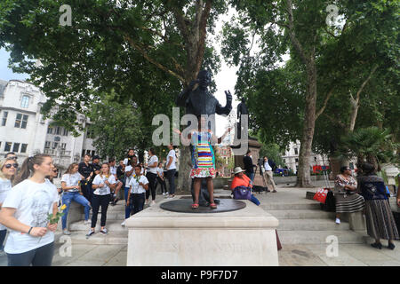 London, Großbritannien. Juli 2018 18. Menschen aus der Südafrikanischen Gemeinschaft stehen vor der Statue von Nelson Mandela im Parlament zur Feier des 100. Todestages des ehemaligen Präsidenten von Südafrika, im Jahr 2013 starb und der führte den Kampf gegen die Apartheid Credit: Amer ghazzal/Alamy leben Nachrichten Stockfoto