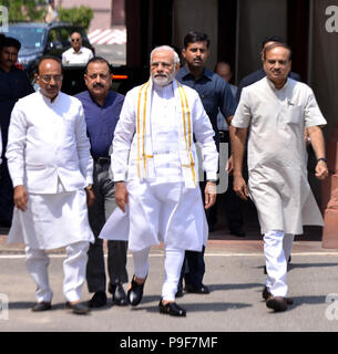 (180718) - NEW DELHI, 18. Juli 2018 (Xinhua) - indische Ministerpräsident Narendra Modi (C) Ankunft am Eröffnungstag der Monsun Plenartagung des Europäischen Parlaments in Neu-Delhi, Indien, 18. Juli 2018. Der Monsun Sitzung des Parlaments begann am Mittwoch und weiter bis 10. August. (Xinhua / Partha Sarkar) (Rh) Stockfoto