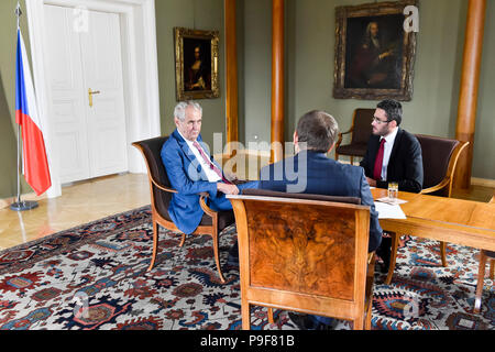 Der tschechische Präsident Milos Zeman (links) spricht in einem Interview mit der tschechischen Nachrichtenagentur (CTK) in Prag, Tschechische Republik, am 18. Juli 2018. In der Mitte des Fotos ist gesehen CTK editor Radek Jozifek und auf der rechten Seite CTK editor Karel Capek. (CTK Photo/Vit Simanek) Stockfoto