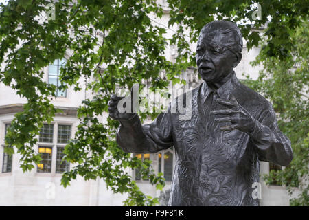 Parliament Square, Westminster. London. UK vom 18. Juli 2018 - Nelson MandelaÕs Statue in Parliament Square, Westminster, wie es markiert den 100. Jahrestag der Geburt von Nelson Mandela, der den Kampf gegen das Apartheid-Regime in Südafrika geführt. Credit: Dinendra Haria/Alamy leben Nachrichten Stockfoto