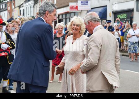 Honiton, Devon, Großbritannien. Juli 2018 18. Der Herzog und die Herzogin von Cornwall besuchen Sie das Gate Lebensmittelmarkt in Honiton, Devon an der Platte. Das königliche Paar ankommen. Foto: Graham Jagd-/Alamy leben Nachrichten Stockfoto