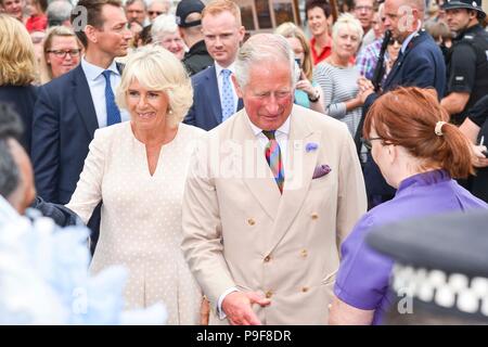 Honiton, Devon, Großbritannien. Juli 2018 18. Der Herzog und die Herzogin von Cornwall besuchen Sie das Gate Lebensmittelmarkt in Honiton, Devon an der Platte. Foto: Graham Jagd-/Alamy leben Nachrichten Stockfoto