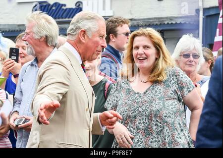 Honiton, Devon, Großbritannien. Juli 2018 18. Der Herzog und die Herzogin von Cornwall besuchen Sie das Gate Lebensmittelmarkt in Honiton, Devon an der Platte. Foto: Graham Jagd-/Alamy leben Nachrichten Stockfoto