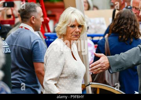 Honiton, Devon, Großbritannien. Juli 2018 18. Der Herzog und die Herzogin von Cornwall besuchen Sie das Gate Lebensmittelmarkt in Honiton, Devon an der Platte. Foto: Graham Jagd-/Alamy leben Nachrichten Stockfoto